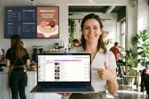 Démonstration de l'interface Affichage Dynamique EazyScreen Web sur un ordinateur portable, montrant la gestion du catalogue média pour créer des boucles vidéo sur un écran de point de vente.